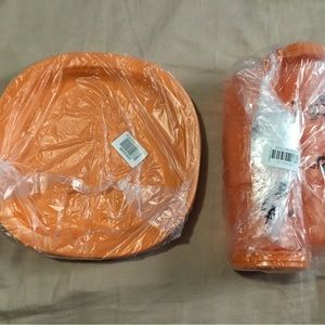 4 matching Tupperware plates and cups with lids